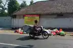 Terlihat-tumpukan-sampah-di-bahu-jalan-protokol-Pare-Kandangan-tepatnya-di-Desa-Tertek.jpg