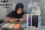 SEWA-IPHONE-Seorang-warga-memilih-iPhone.jpg