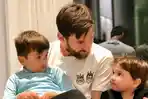 lionel-messi-dan-kedua-putranya-thiago-dan-mateo_20180312_110810.jpg
