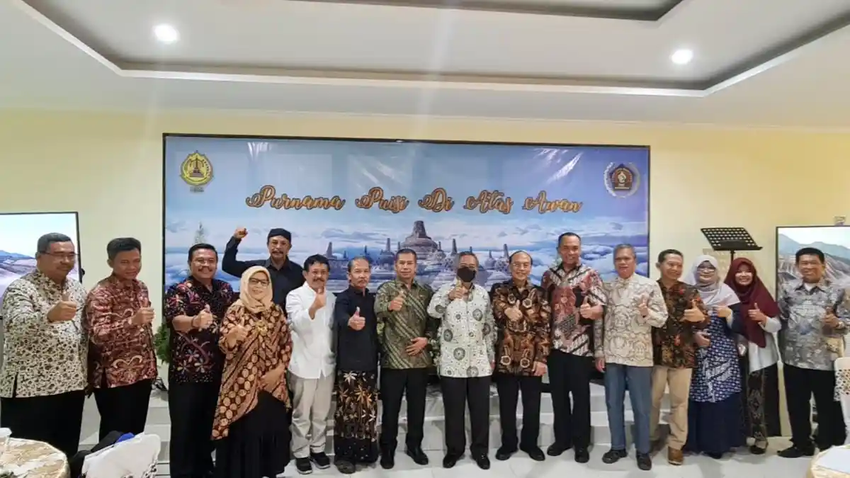 Pentas Purnama Puisi di Atas Awan USM-PWI Jateng Bawa Audiens Berselancar di Lorong Sejarah