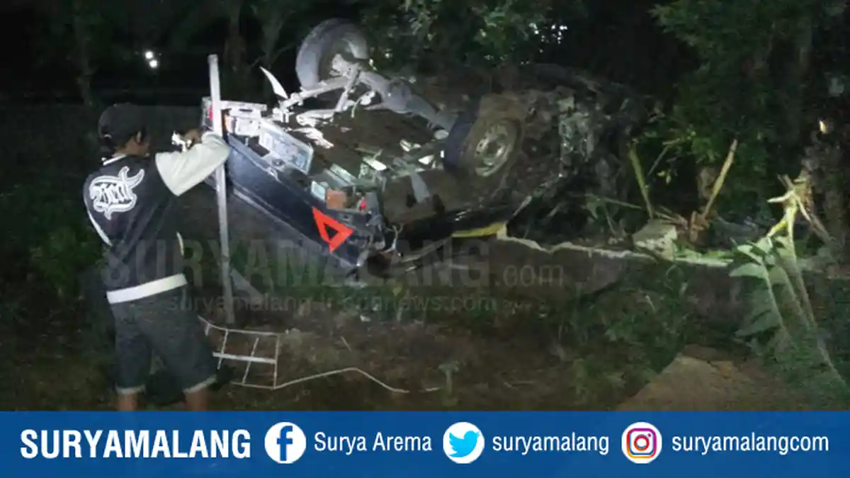 Mobil Pikap Terlempar Ditabrak Kereta Api di Tulungagung, Terbang 50 Meter, Mendarat di Pagar Tembok