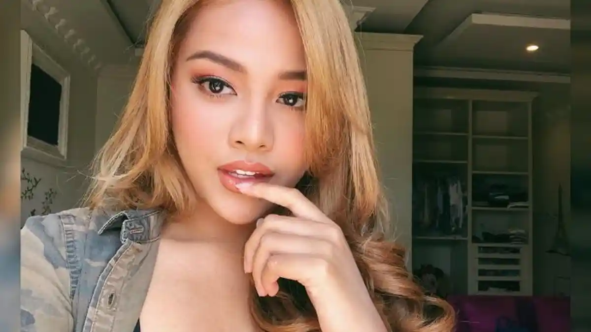 Promosikan Lipstik, Gaya Berpakaian dan Pose Aurel Hermansyah Jadi Sorotan