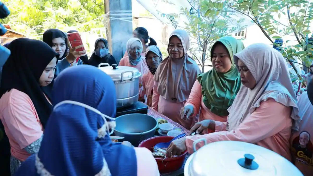 Mantap! Emak-emak Pendukung Ganjar Presiden 2024 Buat Kepiting Abon di Maros