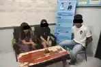 Dua-wanita-dan-satu-pria-yang-diduga-melakukan-hubungan-intim-bertiga-diamankan.jpg