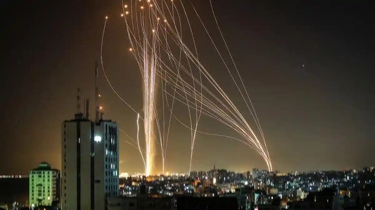 Hamas Tembakkan Roket Balasan ke Tel Aviv Usai Israel Serang Warga Sipil Gaza