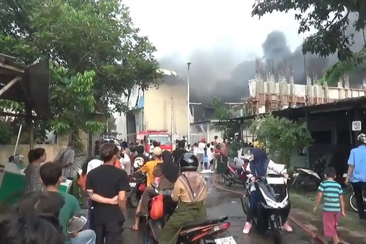 Pabrik Styrofoam di Kabupaten Tangerang Kebakaran, Ratusan Karyawan Panik Berhamburan