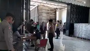 Polisi-melakukan-pengamanan-saat-KPU-Karanganyar-menerima-pengiriman-logistik.jpg