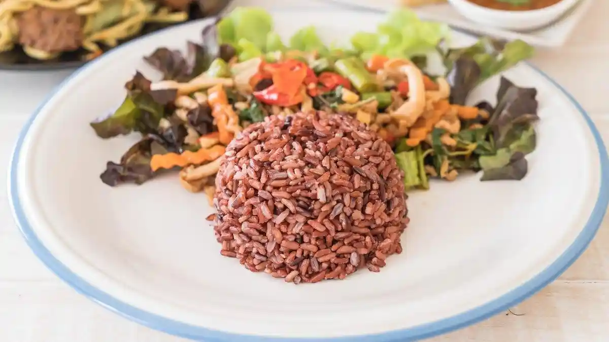 Mana yang Lebih Sehat, Nasi Merah atau Nasi Putih? Ini Penjelasannya!