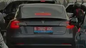 mobil-listrik-Tesla-berpelat-merah-melintas-di-kawasan-Pondok-Cabe.jpg