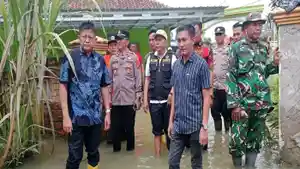 Bupati-OKU-Timur-Tinjau-Banjir-Perbaikan-Infrastruktur-Sungai-Jadi-Fokus-Pencegahan.jpg
