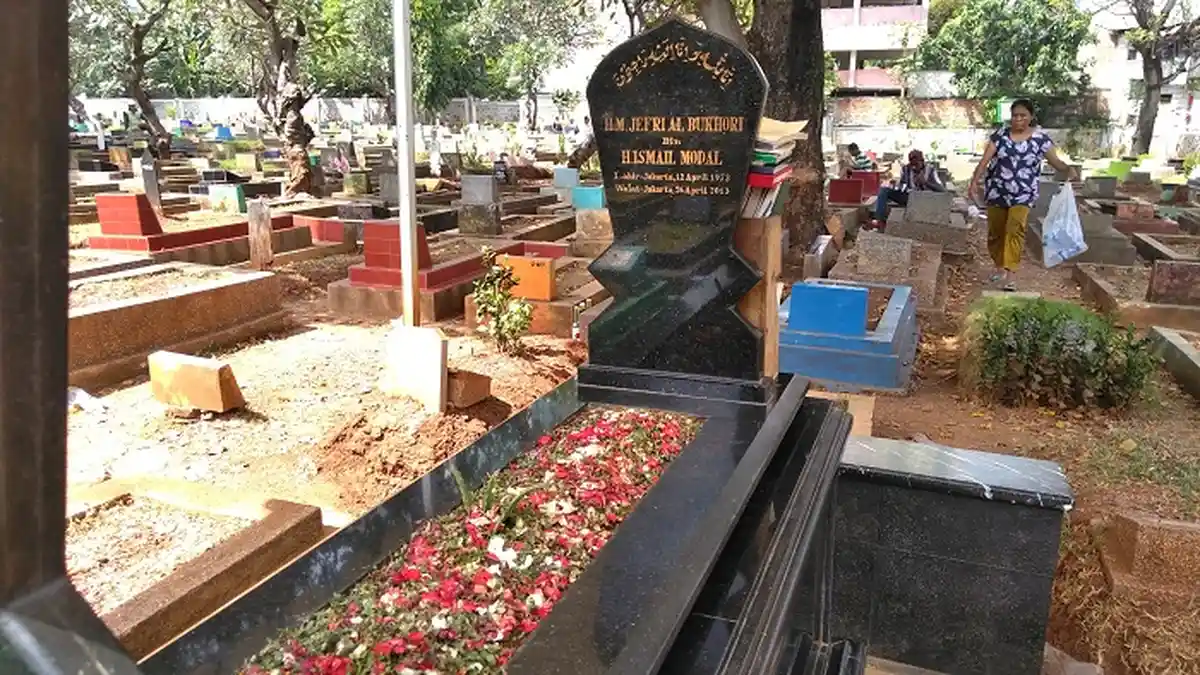 Lima Tahun Berlalu, Makam Uje Tak Pernah Sepi Peziarah