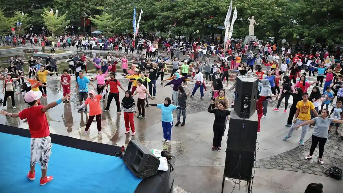 Hadir di Anjungan Mandar Pantai Losari, Tribun Zumba Disambut Meriah - makassar_20170924_214907.jpg