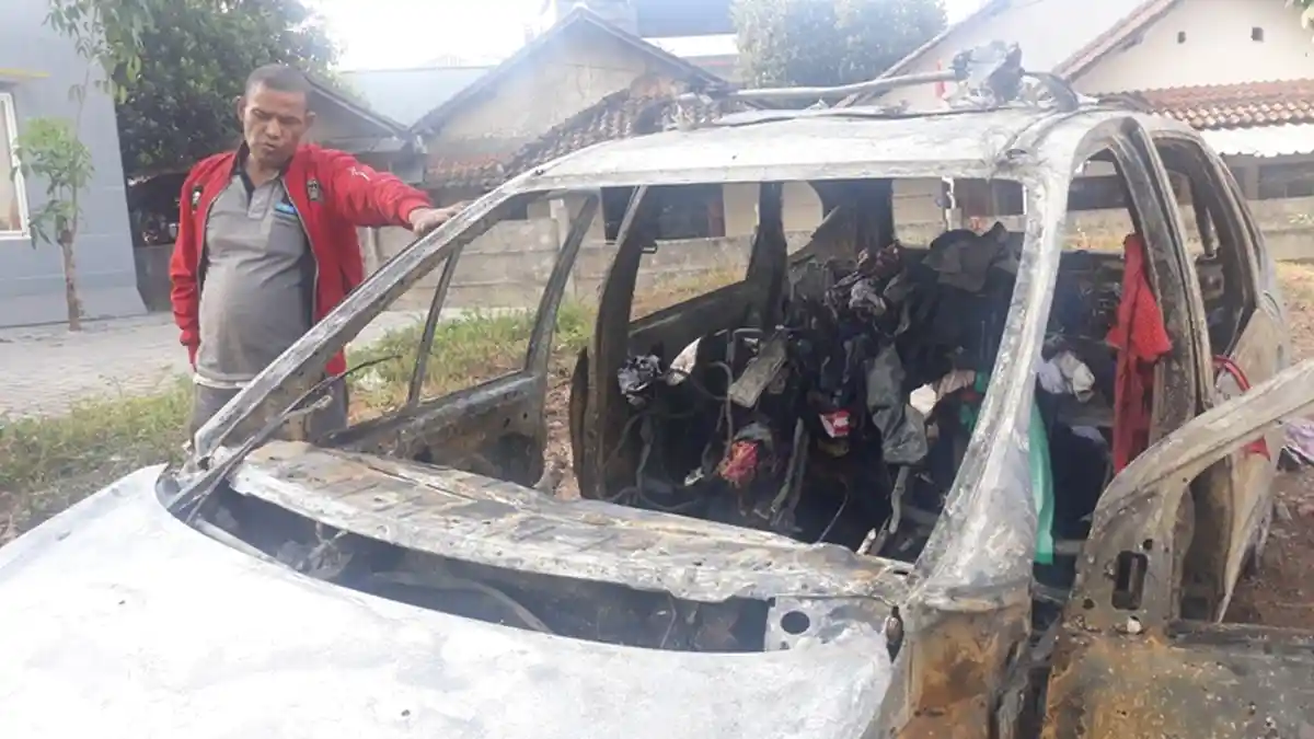 Mobil Hangus Terbakar di Ruas Tol Tembalang Semarang