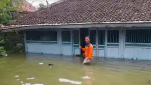 banjir-akibat-jebolnya-tanggul-sungai-plalangan-lamongan.jpg