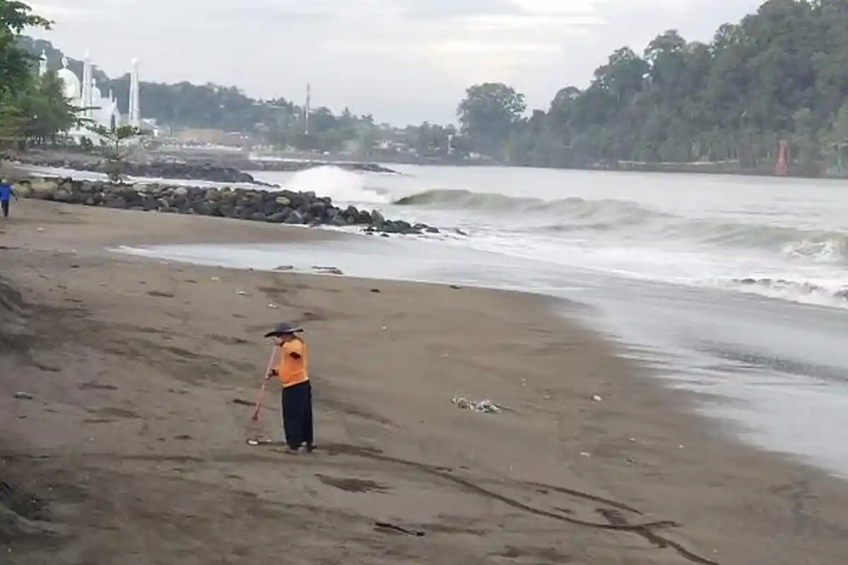 POPULER PADANG: Kawasan Pantai Muaro Lasak Bebas dari Lapak Pedagang, Urgensi Wawako Padang