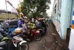 pengendara-motor-menunggu-ka-lewat-di-pintu-perlintasan_20160728_113745.jpg