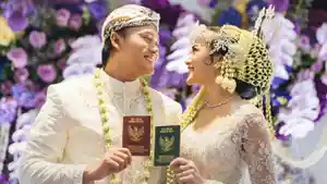 Momen-Rizky-Febian-da-Mahalini-pamer-buku-nikah.jpg
