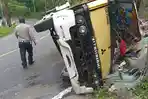 Hindari Tabrakan, Truk Sampah TPA Sarimukti Terguling di Tikungan Citatah Cipatat Bandung Barat