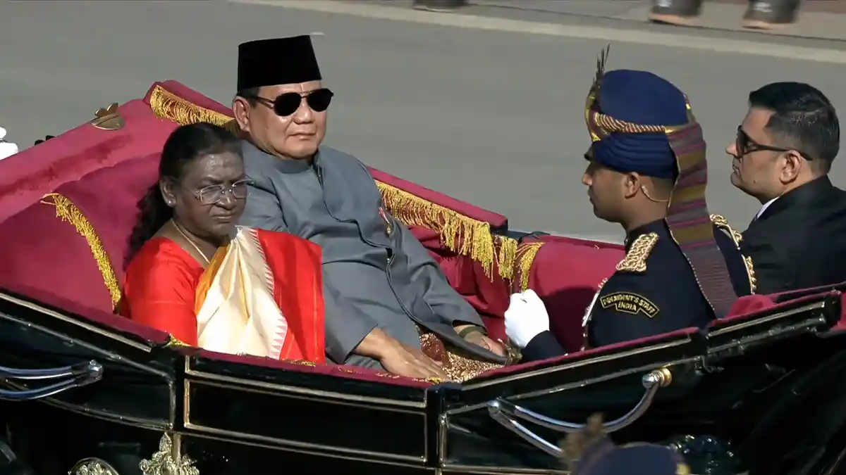 Momen Prabowo Subianto Naik Kereta Kuda Bareng Presiden India di Parade Hari Republik