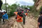 aparat-gabungan-bersihkan-akses-jalan-kecamatan-kombi-yang-tertutup-longsor.jpg