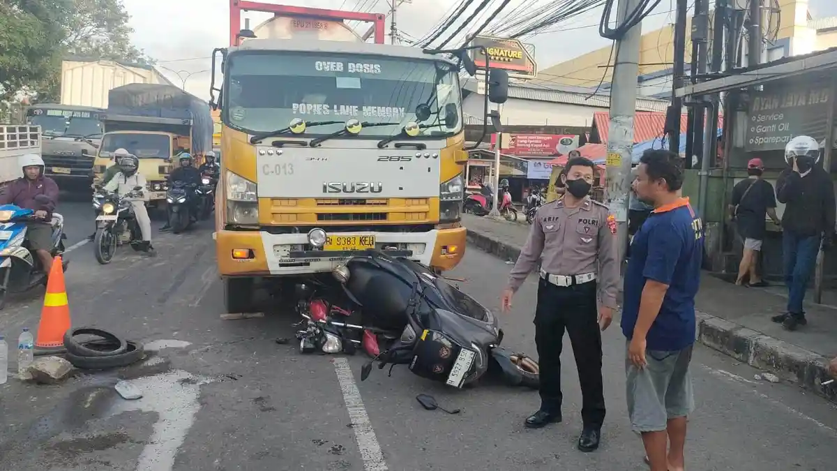 Truk Tangki Tabrak Dump Truk dan Dua Sepeda Motor di Semarang Tidak Ada Korban Jiwa