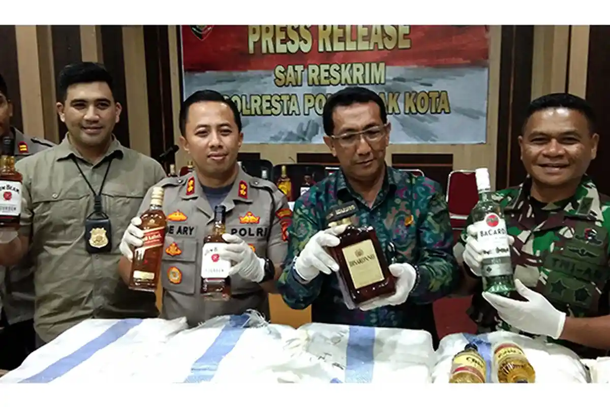 Polresta Pontianak Sita Ribuan Botol Miras Ilegal, Tangkap Pria Asal Surabaya