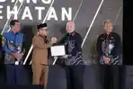 Wakil-Bupati-HST-H-Gusti-Rostadi-Elmi-saat-menerima-penghargaan-dari-Gubernur-Kalsel.jpg