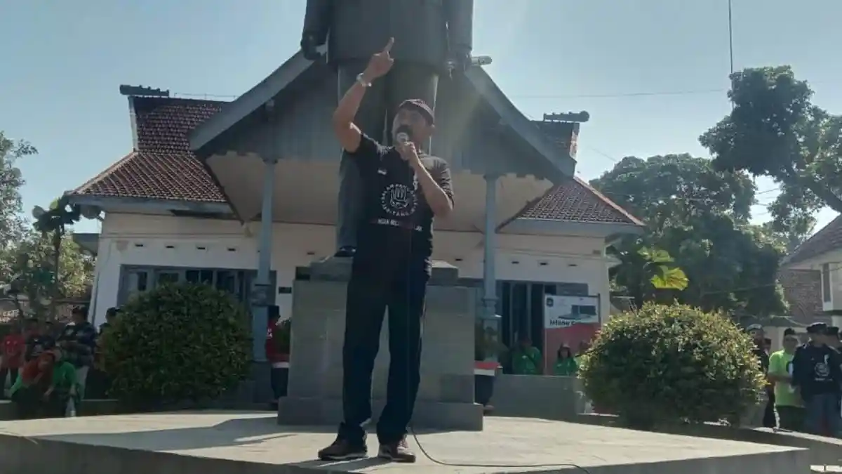 FX Rudy Solo Pimpin Deklarasi Relawan Jari Tangan di Bawah Patung Sukarno Istana Gebang Blitar