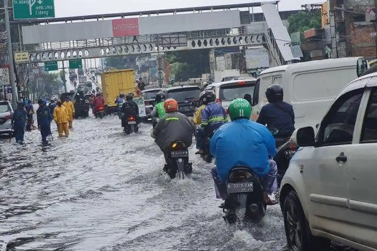 Tiga Ruas Jalan dan 7 RT di Jakarta Tergenang, Ketinggian Capai 30 Cm