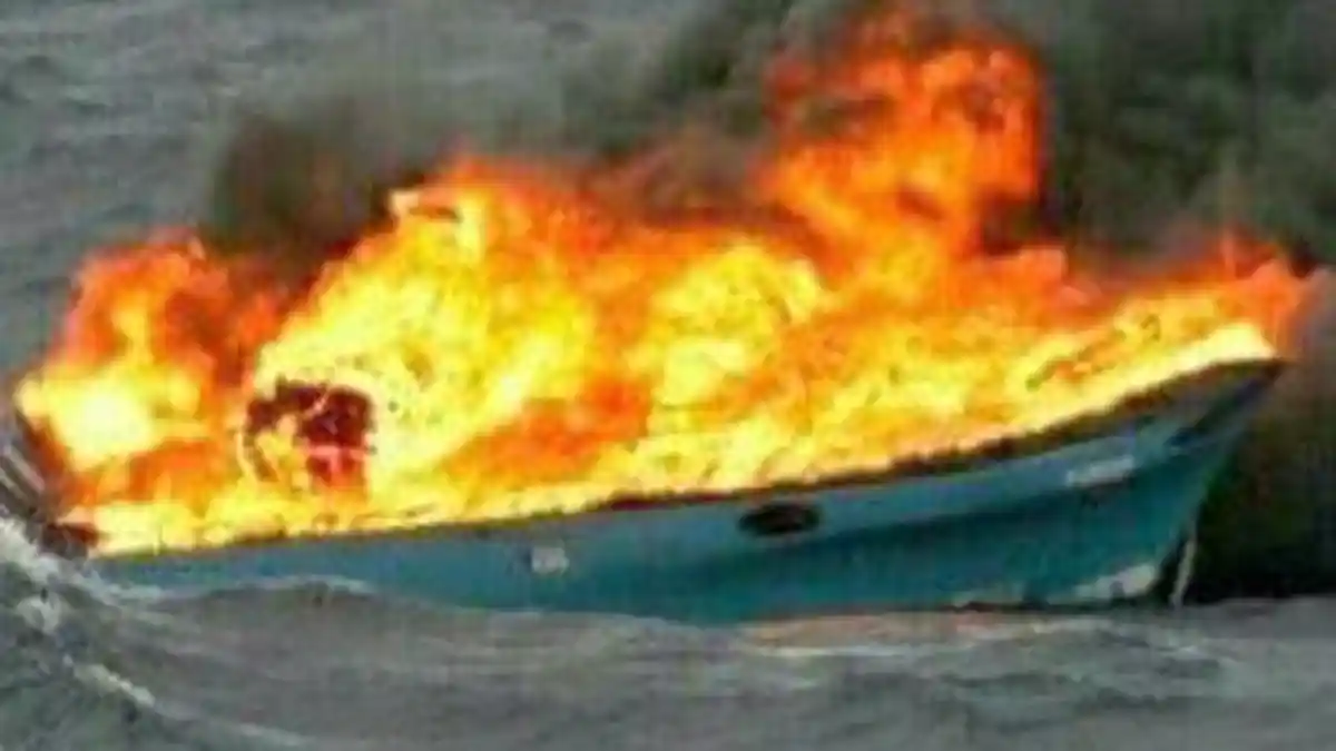 Sebelum Terbakar, Kapal Nona Tang II Terlibat Pencurian Minyak di Tengah Laut