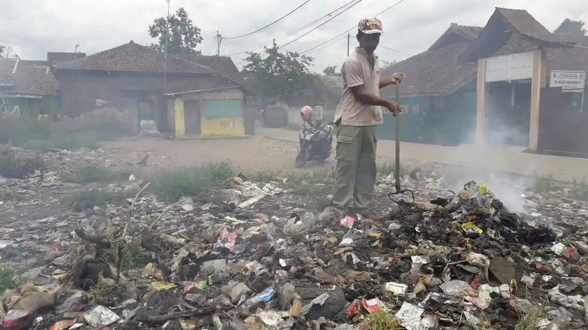 Hingga Larut Malam, Pria Ini Bersihkan Sampah yang Dibuang Orang di Depan Sekolah