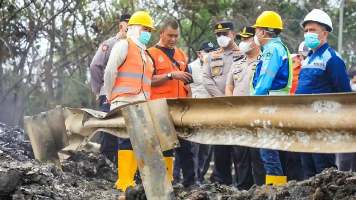 Pemprov Jatim Kirim Helikopter Water Bombing untuk Padamkan Api di TPA Supit Urang Malang