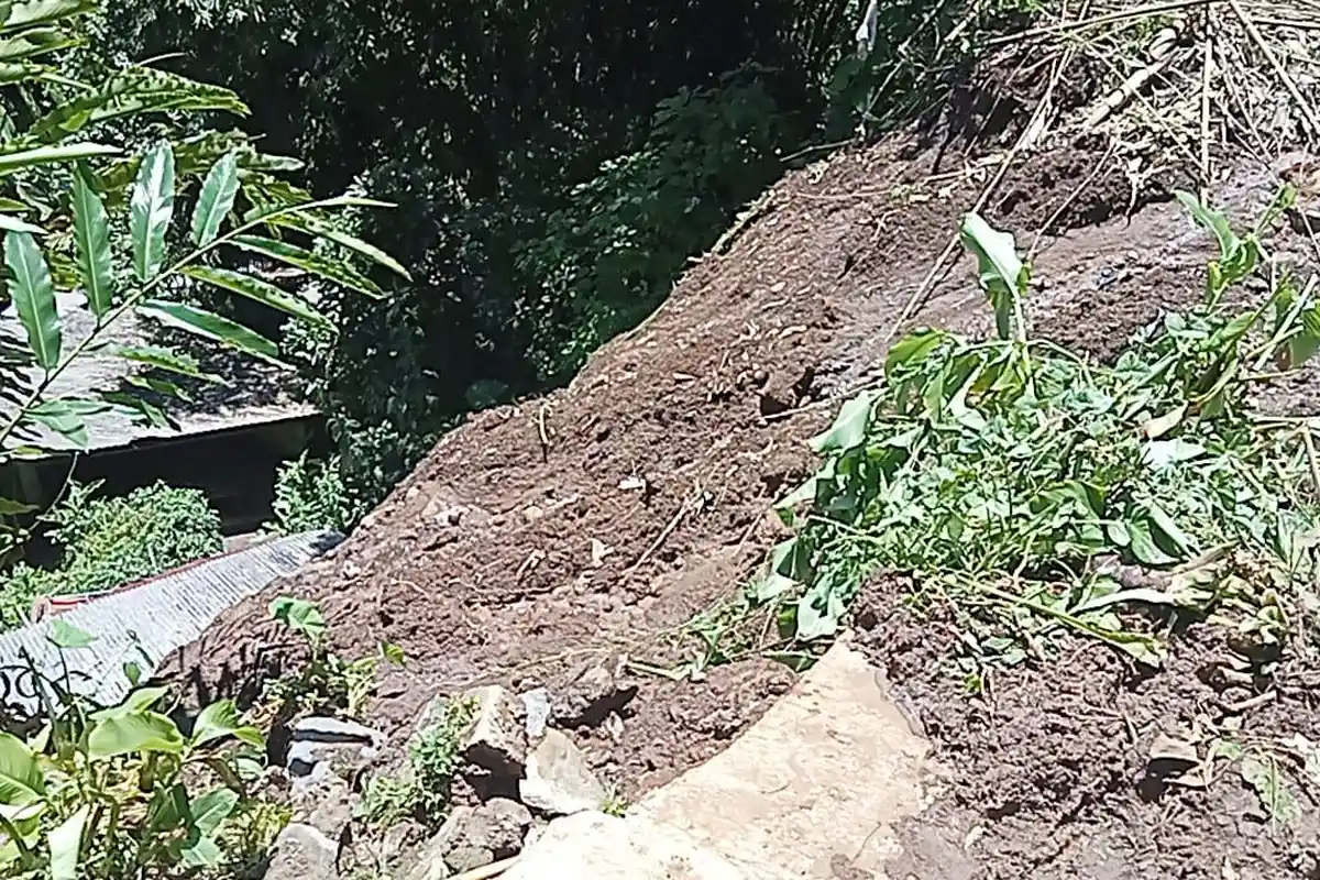 Tebing 25 Meter Alami Tanah Longsor, Tiga Warung Tertimbun