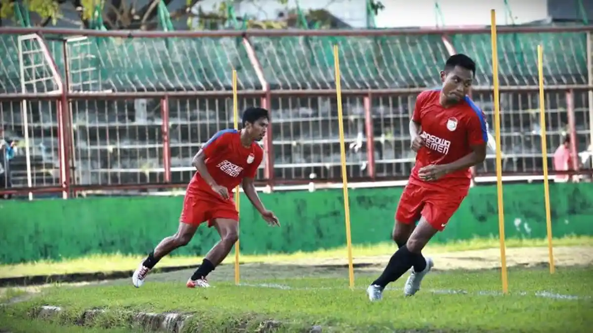 Hendra Wijaya Pamerkan Jersey PSIM Yogyakarta