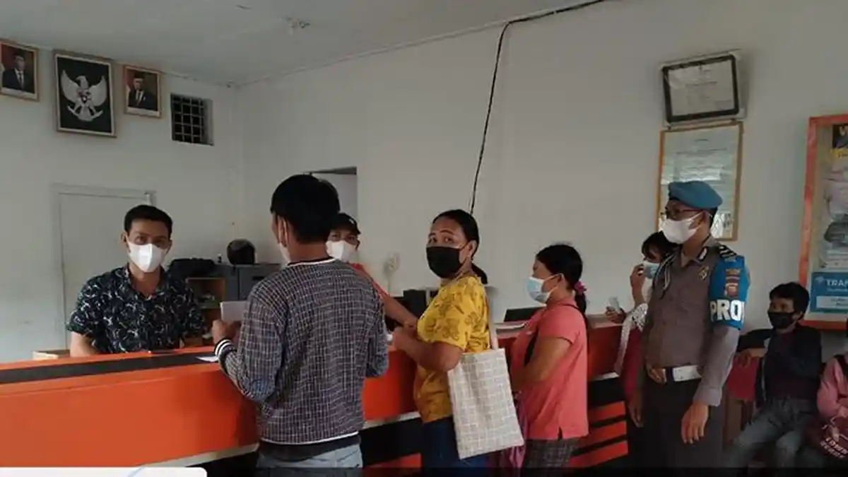 Penyaluran BLT di Kantor Pos dan Giro Menjalin Dikawal Polisi