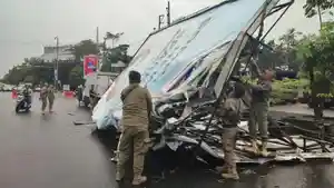 2-Papan-Reklame-Raksasa-Tumbang-Akibat-Angin-Kencang-4-Mobil-Ringsek-Tertimpa.jpg