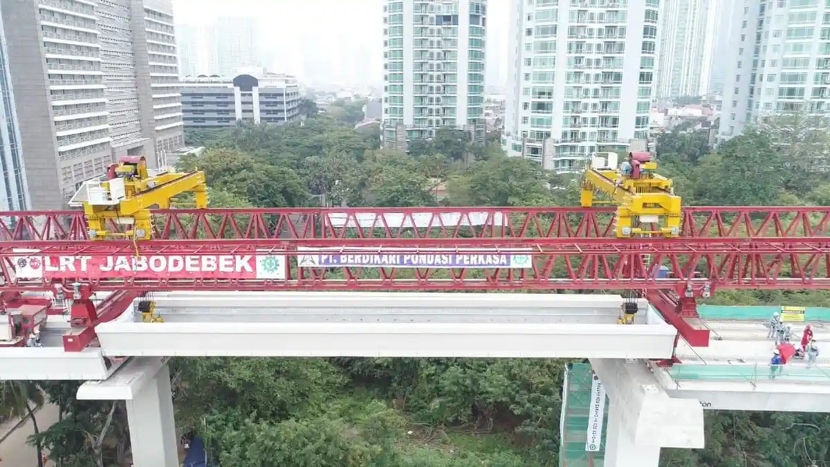 Adhi Karya Pasang U-Shaped Girder Terakhir di Lintas Cawang-Kuningan-Dukuh Atas