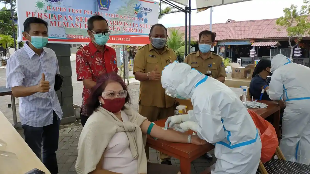 Puluhan Pelaku Pariwisata Ikut Rapid Tes yang Digelar Pemprov Sulut dan Asita