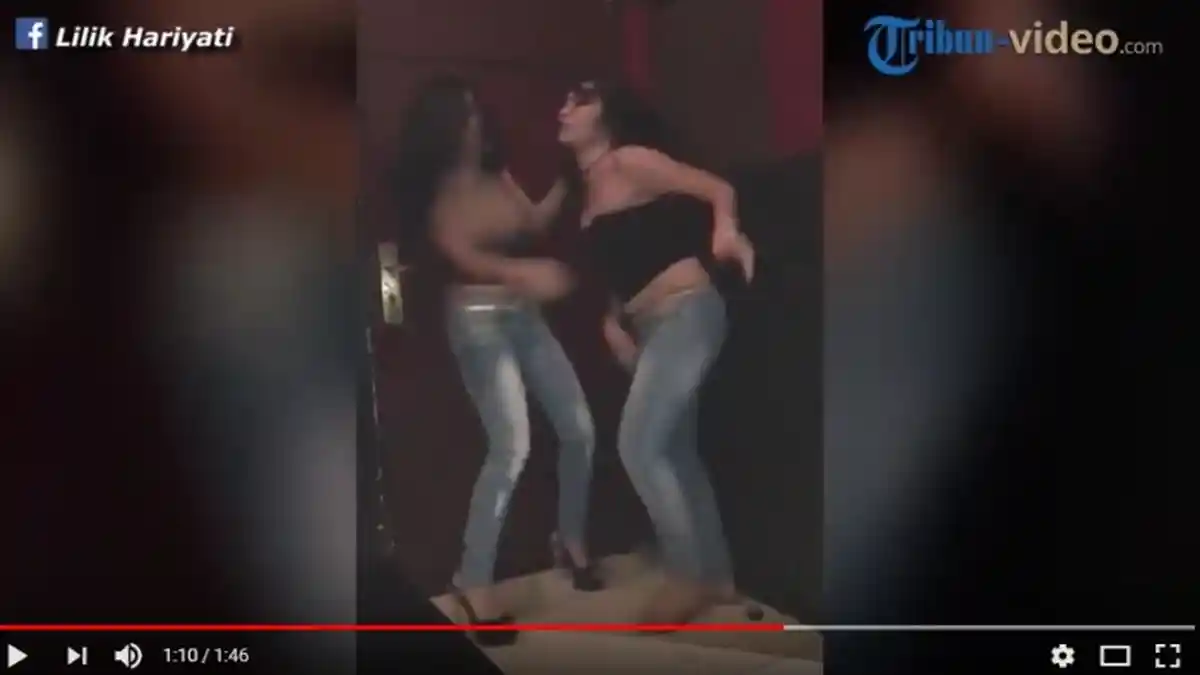 Heboh Video Dua Cewek Seksi Bertengkar Rebutan Pria, Netizen Malah Khawatir Bajunya Melorot