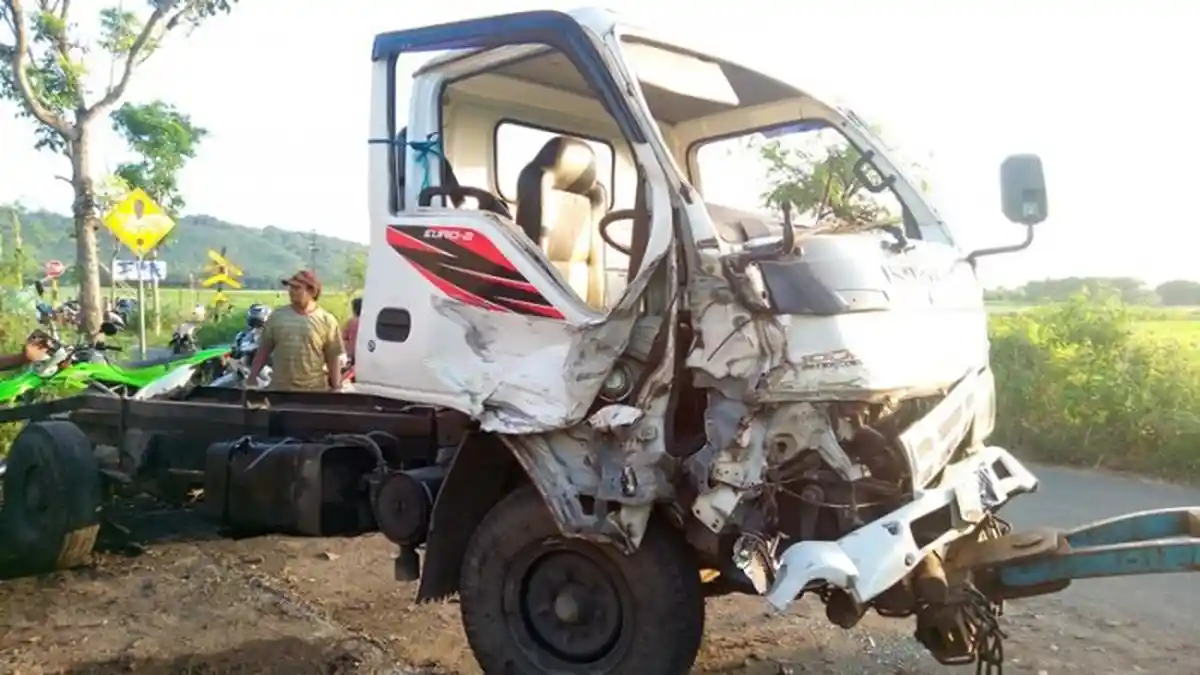 Truk Tertabrak Kereta di Perlintasan Taji, Sopir dan Kernet Terluka