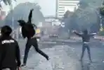 Aksi Tolak UU Cipta Kerja di Surabaya Berujung Rusuh