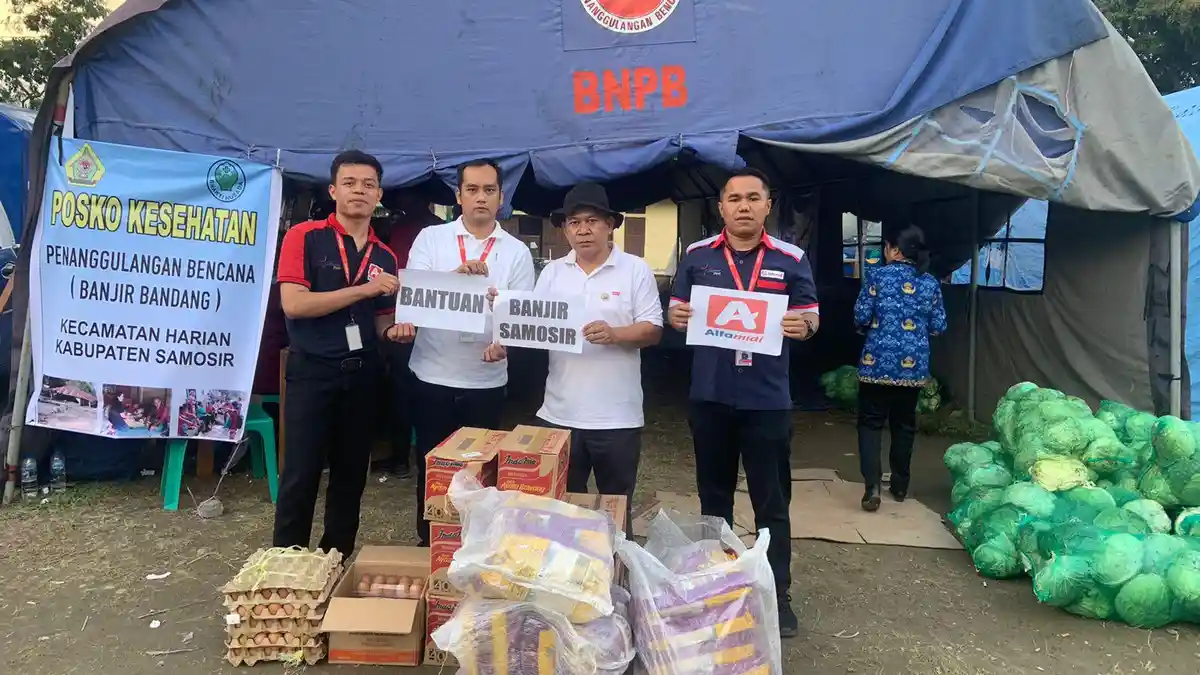 Alfamidi Salurkan Bantuan dan Berbagi Kepedulian untuk Korban Banjir Bandang di Samosir