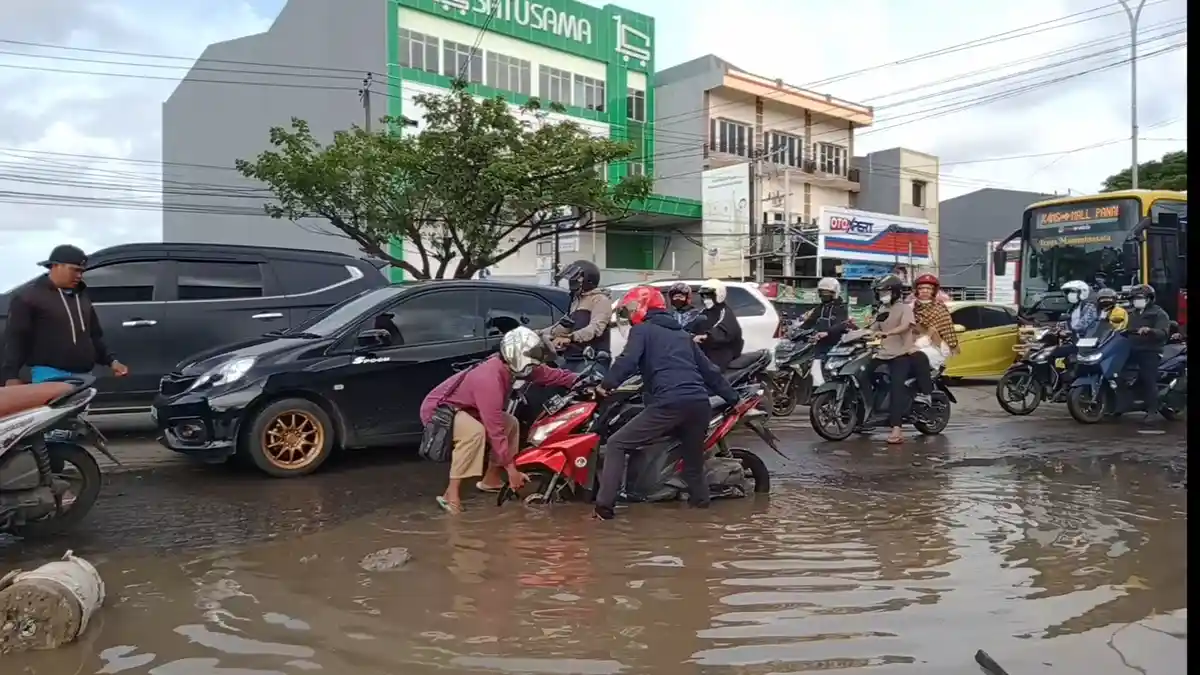 Butuh Perhatian Pemprov Sulsel! Jalan Provinsi di Tun Abdul Razak Rusak Parah, Sudah Ada Korban