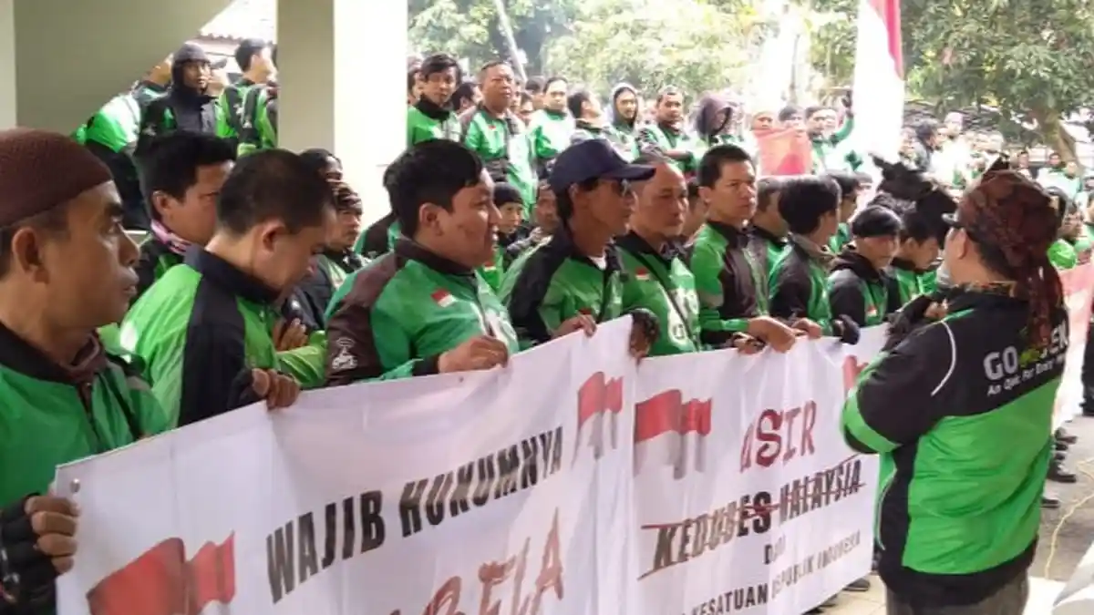 Sakit Hati Pernyataan Bos Taksi Malaysia, Driver Gojek Tasik Demo Minta Dubes Malaysia Diusir