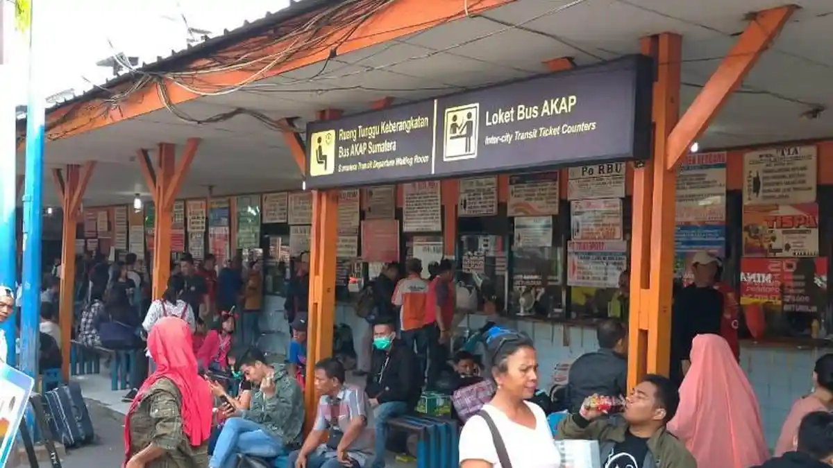 H-1 Lebaran, Terminal Kalideres Masih Dipadati Pemudik