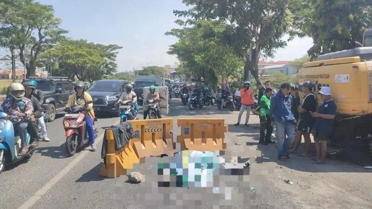 Jatuh saat Hindari Water Barrier, Pemotor Terlindas Mobil hingga Tewas