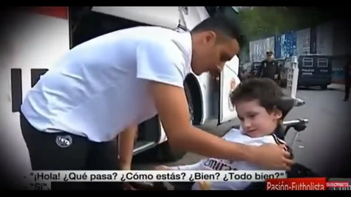 Keylor Navas Turun dari Bus demi Sapa Fan Cilik di Kursi Roda