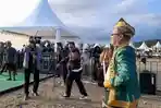Ruksamin-Kenakan-Pakaian-Adat-Muna-Saat-Saksikan-Tari-Kolosal-Rangkaian-Acara-HUT-ke-17-Konawe-Utara.jpg
