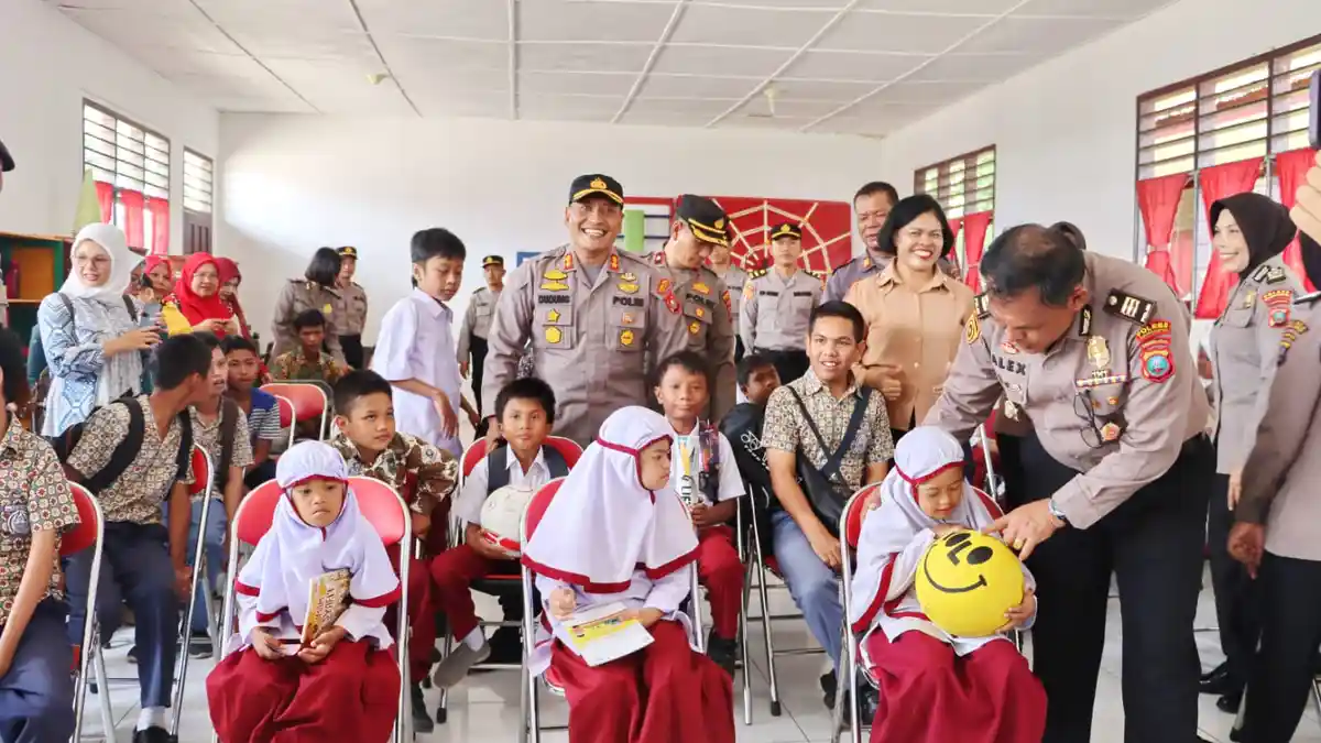 Peringati HAN 2023 Kapolres Padangsidmpuan Bagikan Alat olahraga Untuk Anak-anak SLB di Hutaimbaru