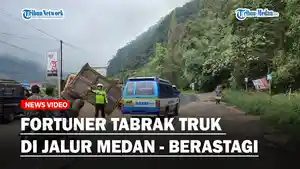 Fortuner-Tabrak-Truk-di-Jalur-Medan-Berastagiss.jpg